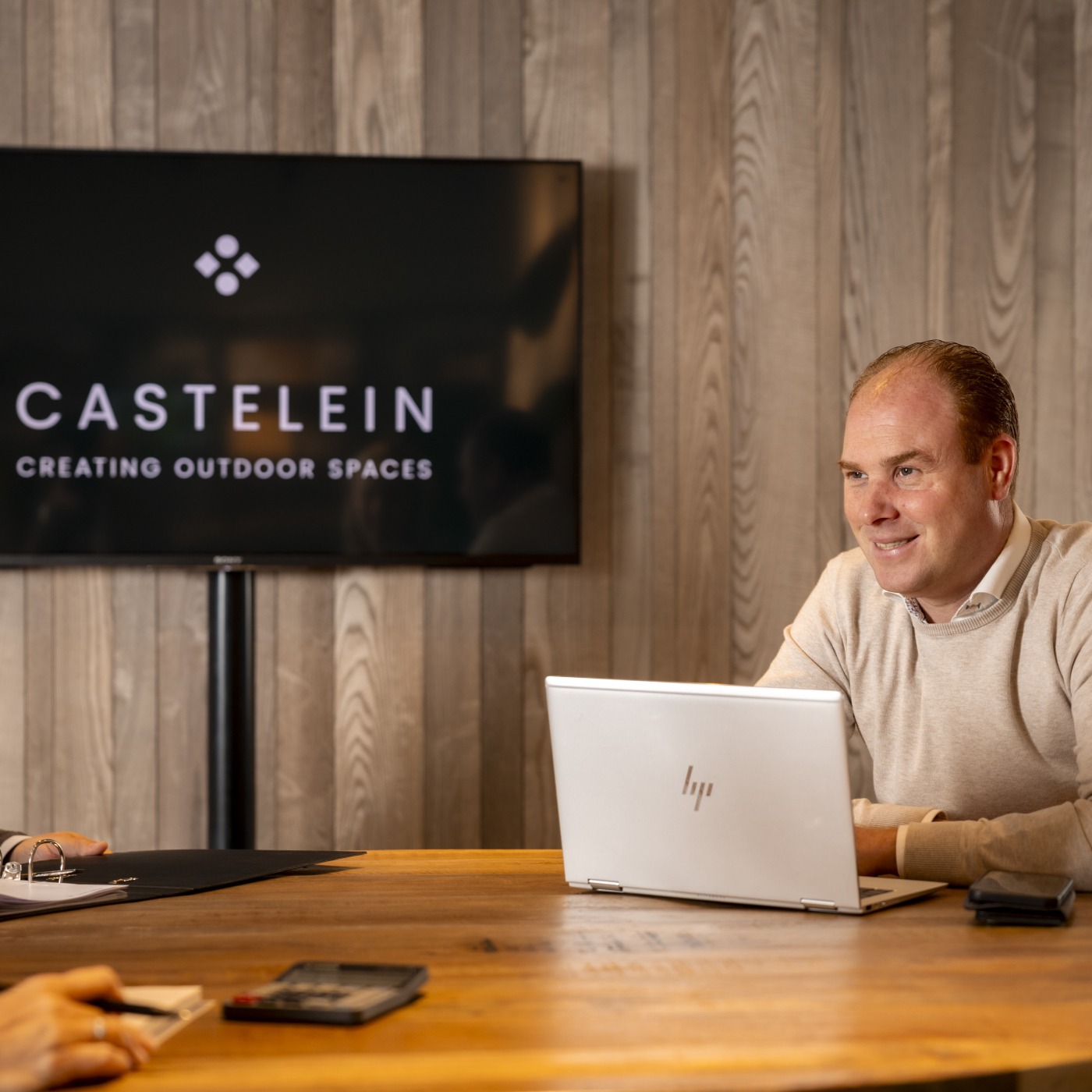 Dieter Castelein in gesprek met een klant in de showroom van Castelein Outdoor