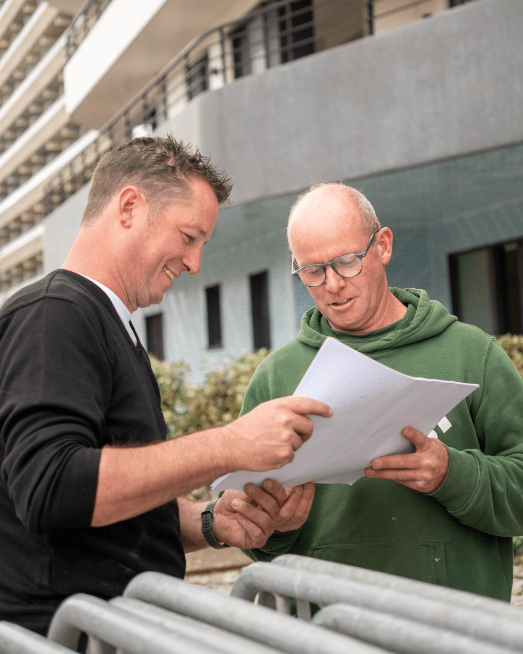 werfleiders bespreken samen tuinplan