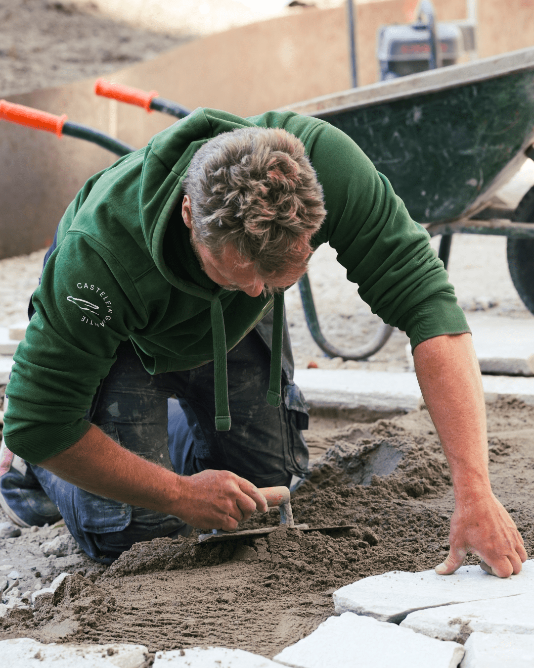aanleg flagstones in een tuin