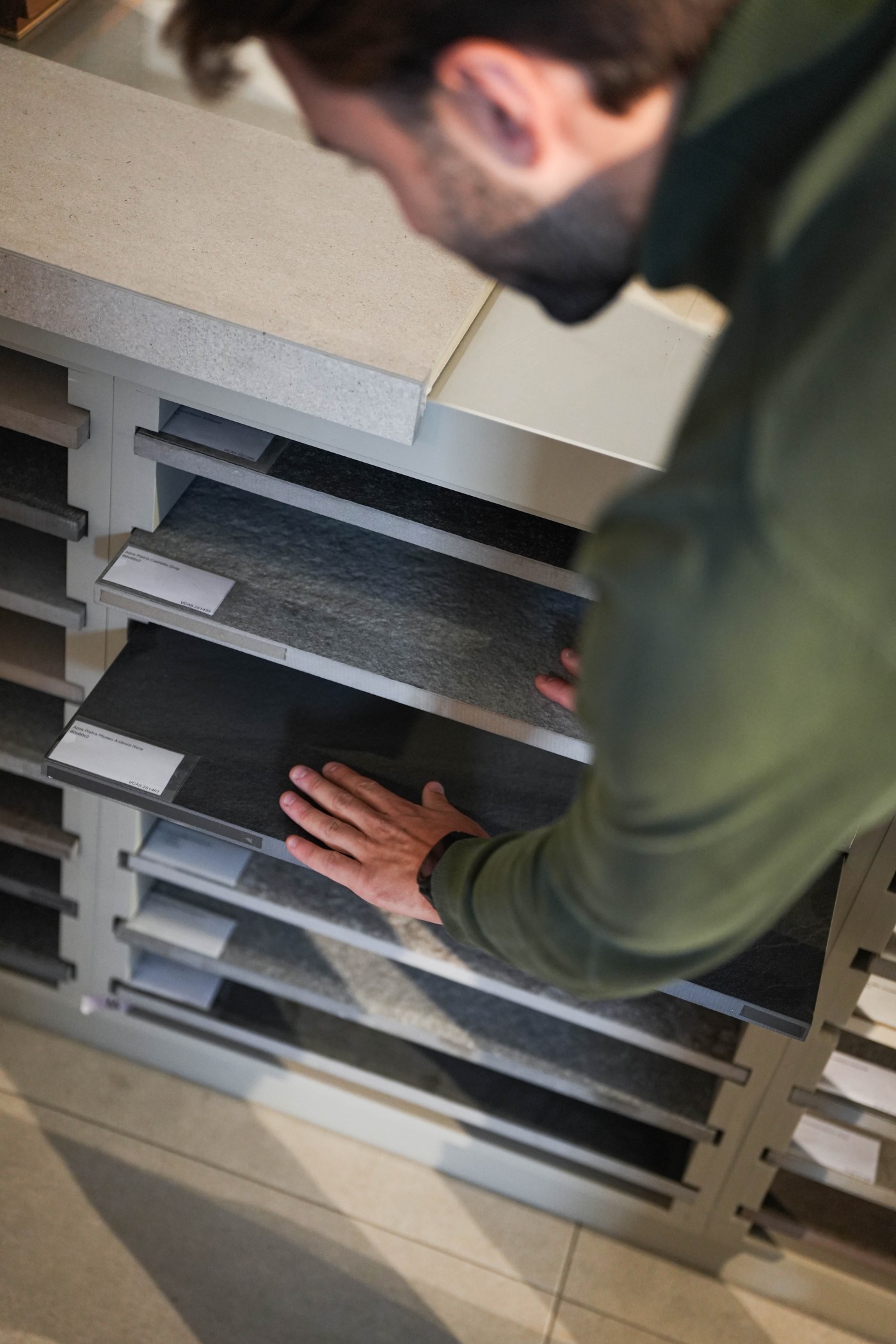 verschillende stalen steen te zien in onze showroom