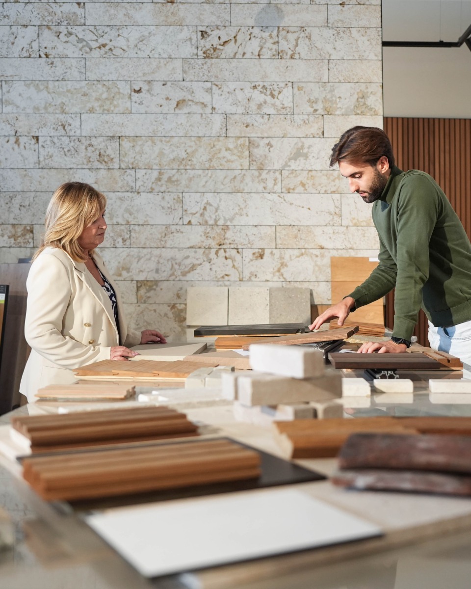 klant bekijkt stalen hout in onze showroom samen met adviseur